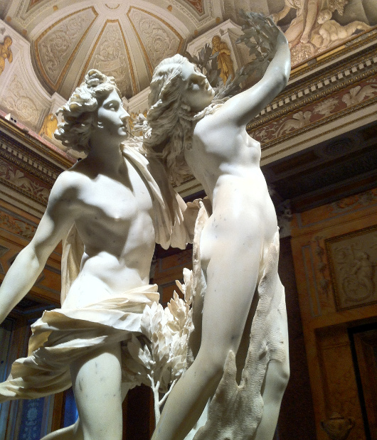 Ο Απόλλωνας και η Δάφνη, έργο του Gian Lorenzo Bernini (1622–25), εμπνευσμένο από τον αρχαιοελληνικό μύθο. Η νύμφη Δάφνη είναι η αγαπημένη του θεού της μαντικής Απόλλωνα, μεταμορφώθηκε στο ομώνυμο φυτό και υπήρξε αναπόσπαστο στοιχείο του φυσικού τοπίου των Δελφών, προϋπόθεση για την εκεί μαντική διαδικασία.